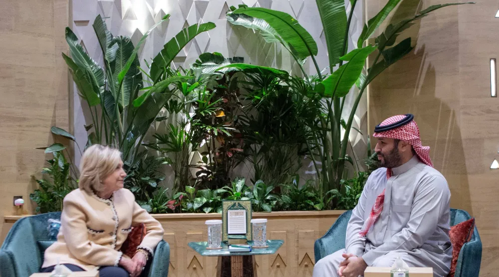 ولي العهد السعودي الأمير محمد بن سلمان لدى استقباله الوزيرة السابقة هيلاري كلينتون في الرياض (واس)