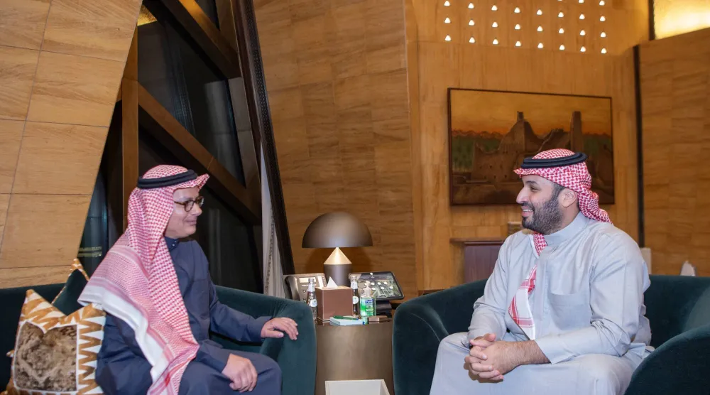 الأمير محمد بن سلمان خلال استقباله البروفسور عمر ياغي بمناسبة فوزه بجائزة نوبل في الكيمياء لعام 2025 (واس)