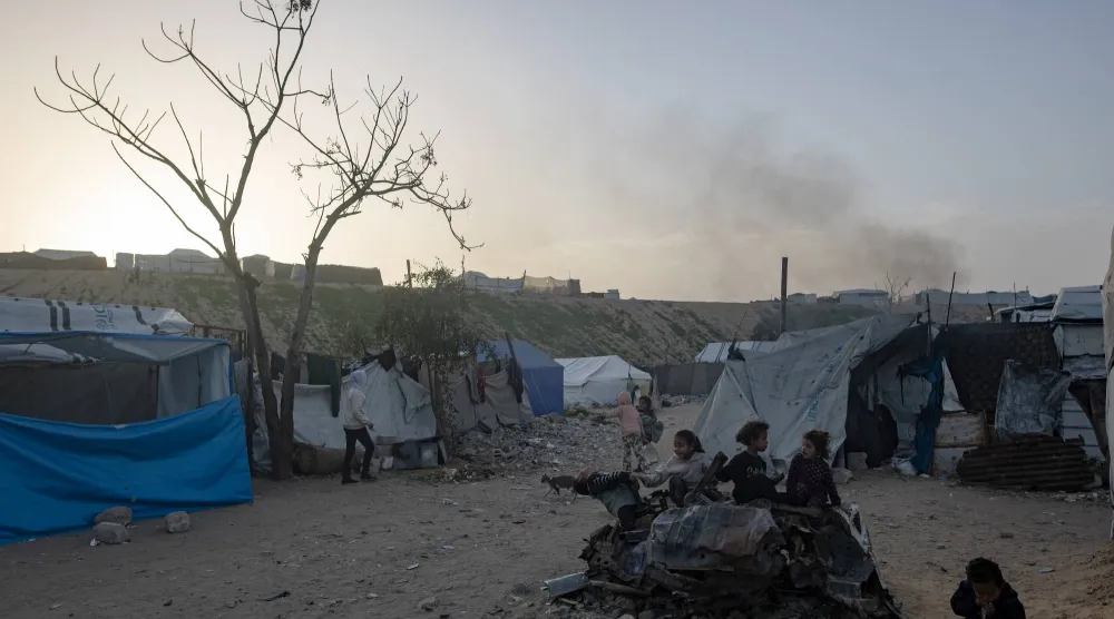 أطفال فلسطينيون نازحون في مخيم بخان يونس جنوب قطاع غزة (إ.ب.أ)