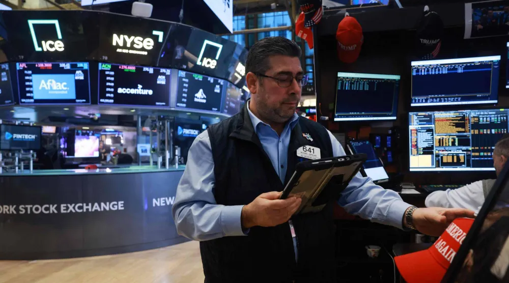 متداول يعمل في بورصة نيويورك (أ.ف.ب)