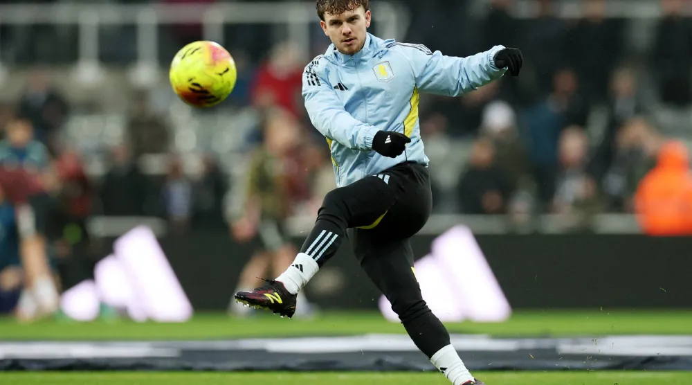 هارفي إليوت رحل عن ليفربول معارا لأستون فيلا بحثا عن مكان أساسي لكنه بات اسير مقاعد البدلاء (رويترز)