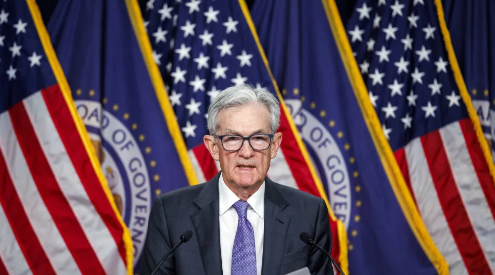 باول في مؤتمره الصحافي عقب قرار تثبيت الفائدة (رويترز) 