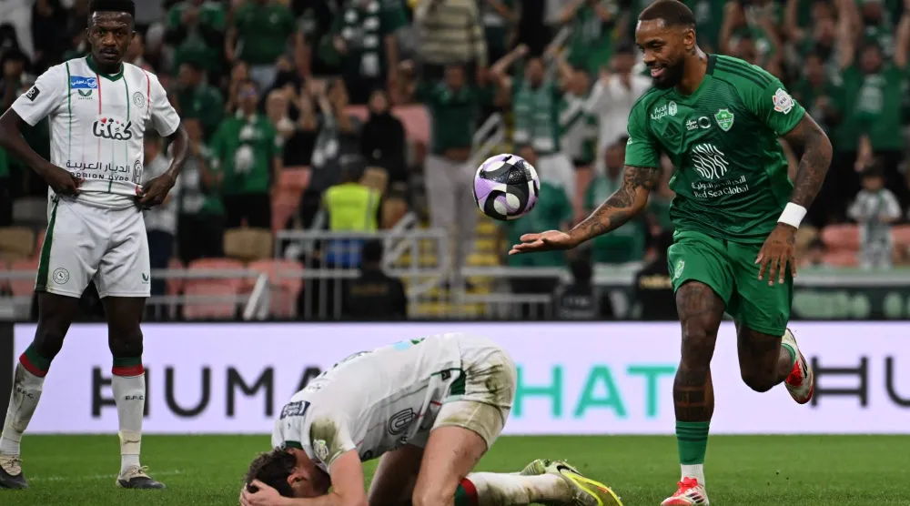 توني محتفلاً بهدفه الثاني في شباك الاتفاق (تصوير: علي خمج)