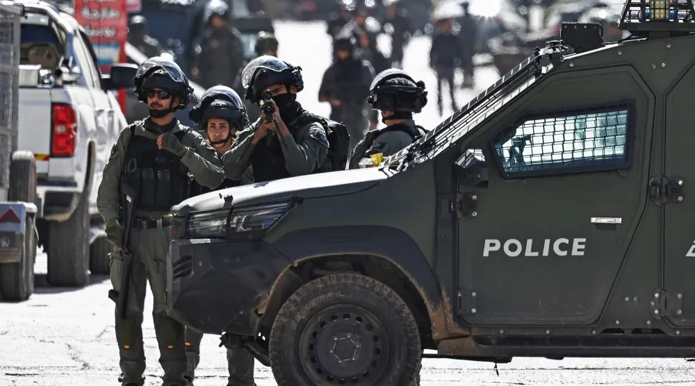 حاجز للشرطة الإسرائيلية في الضفة الغربية (أ.ف.ب)