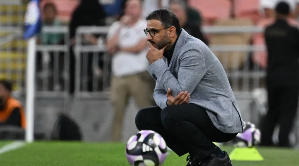 الشهري يتابع أداء لاعبيه خلال مباراة الأهلي (تصوير: علي خمج)