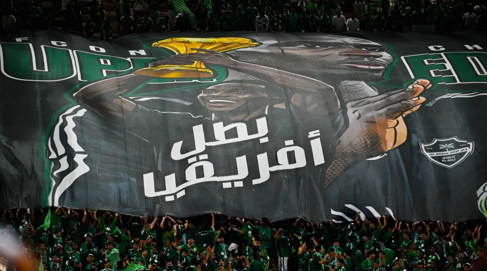 جماهير الأهلي احتفت بحارسها ميندي على طريقتها الخاصة (تصوير: علي خمج) 