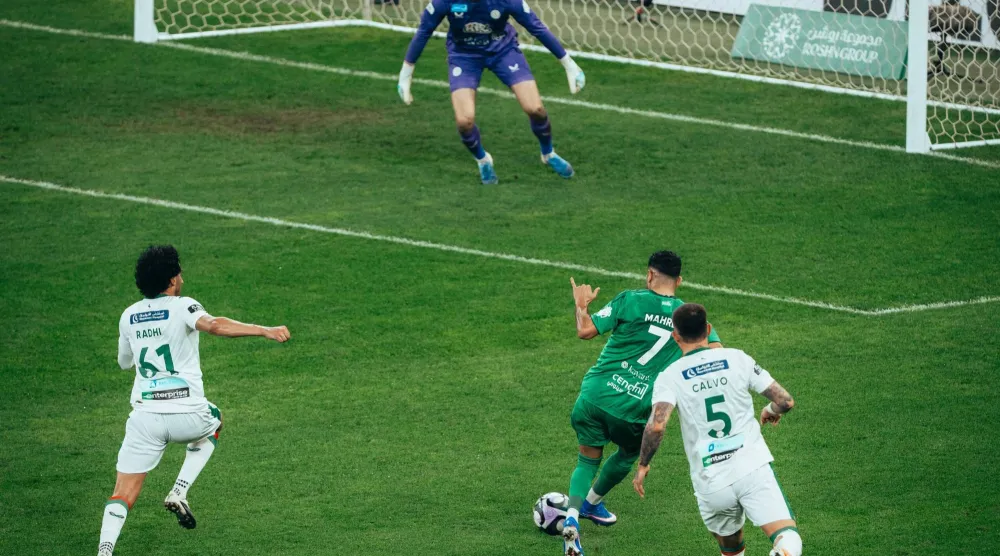 محرز خلال مساهمته في الهدف الاهلاوي الأول (النادي الأهلي)