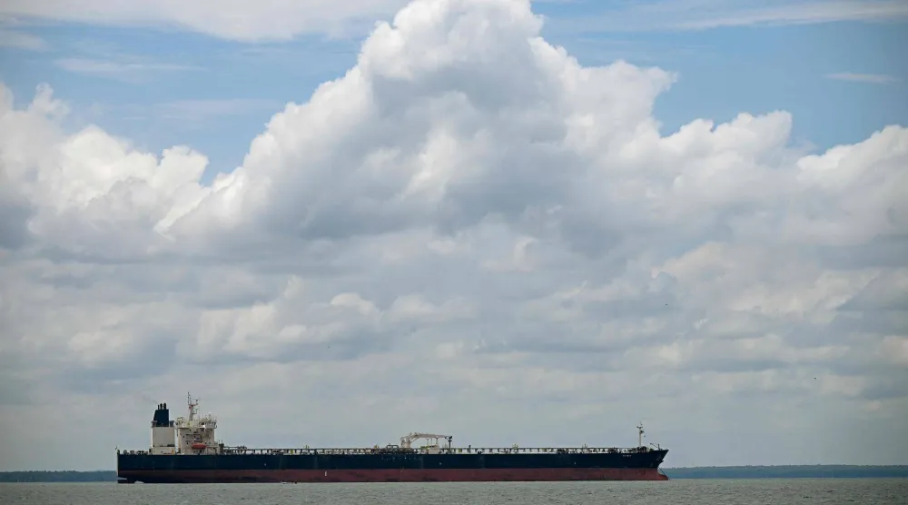 ناقلة نفط تنتظر دورها لتحميل النفط الخام في ماراكايبو بفنزويلا (ا.ف.ب)