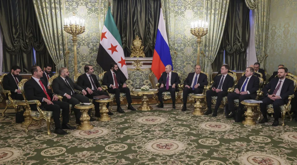 جانب من اللقاء الذي جمع الرئيسين الروسي فلاديمير بوتين والسوري أحمد الشرع في موسكو أمس (إ.ب.أ)