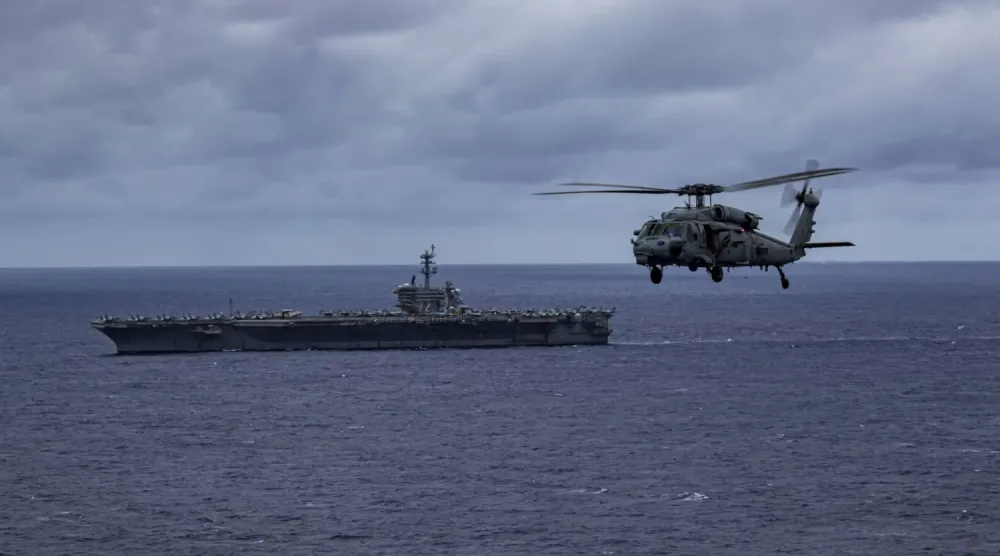 8 Ocak'ta Hint ve Pasifik Okyanuslarında Yedinci Filo'nun rutin operasyonları sırasında bir SH-60 Seahawk helikopteri, USS Abraham Lincoln uçak gemisinin yanında uçuyor (ABD Ordusu)