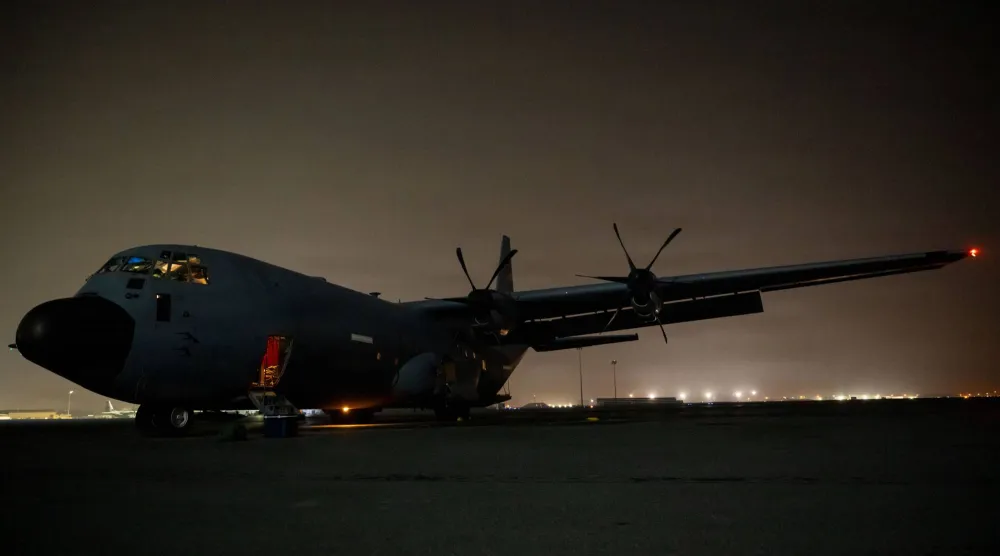 طائرة شحن من طراز لوكهيد مارتن سي-130 جيه سوبر هركيوليز في منطقة عمليات القيادة المركزية في الشرق الأوسط الأحد الماضي (الجيش الأميركية)