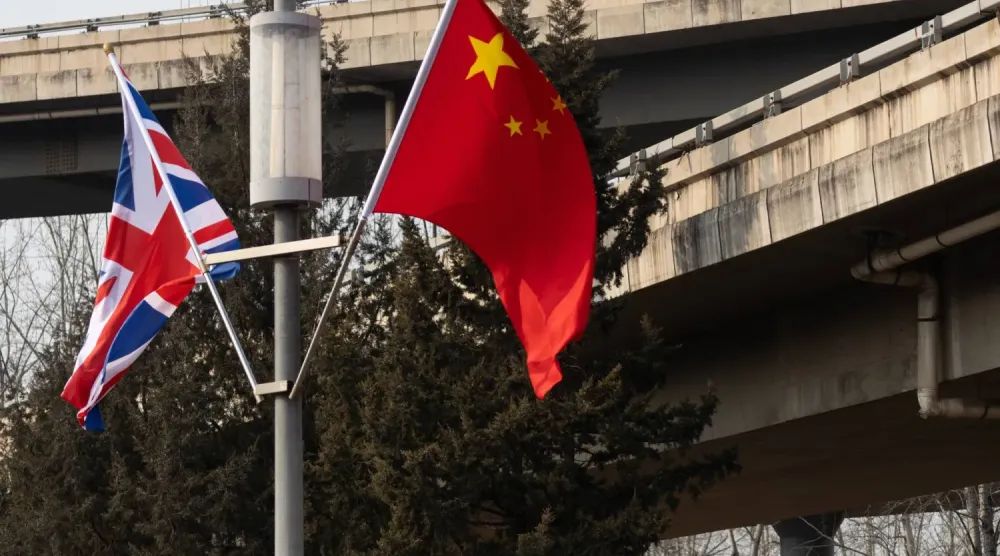 Pekin'de Birleşik Krallık ve Çin bayrakları (EPA)