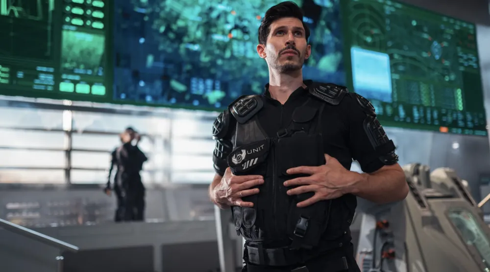 الممثل ألكسندر دفريانت بشخصية الكولونيل إبراهيم في سلسلة «Doctor Who» (إدارة أعمال الفنان)