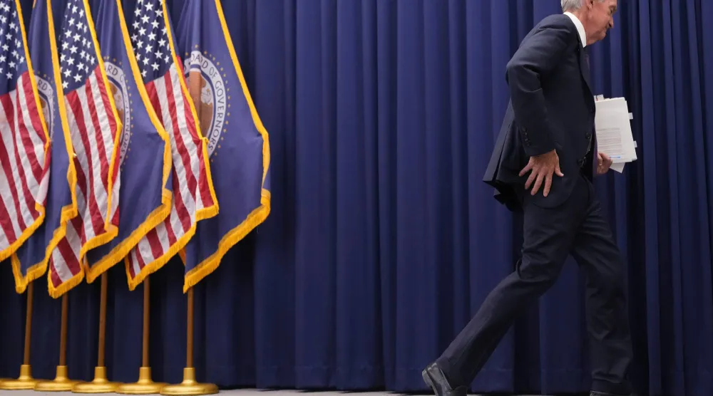 باول يغادر القاعة بعد انتهاء مؤتمره الصحافي عقب قرار لجنة السوق النقدية تثبيت الفائدة (أ.ب)