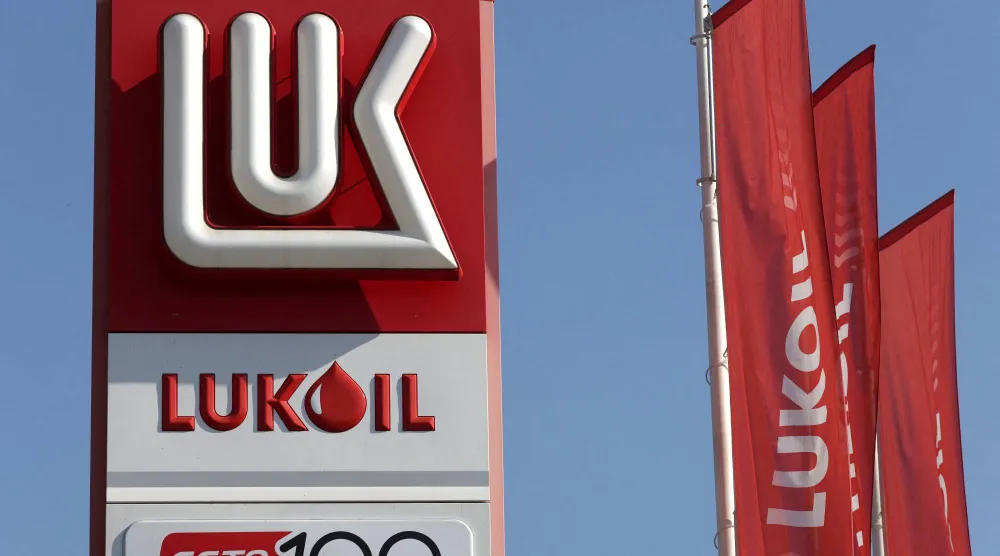 شعار شركة «لوك أويل» معروض بمحطة وقود في بوخارست (رويترز)