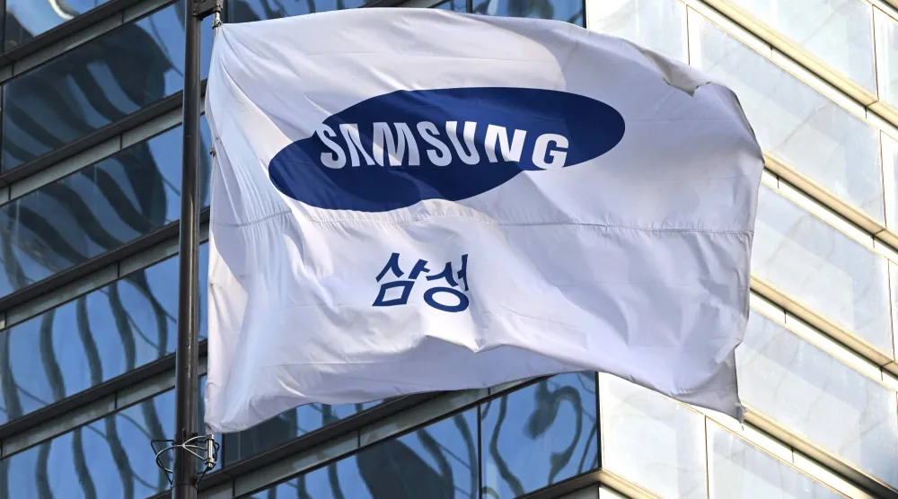 علم «سامسونغ» يرفرف خارج مبنى الشركة في سيوتشو بسيول (أ.ف.ب)