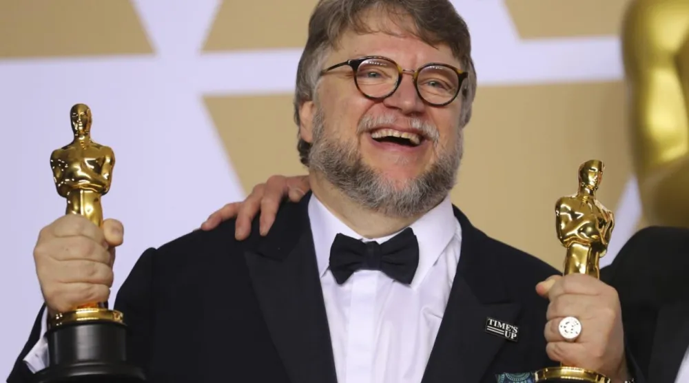 Guillermo del Toro, 2018'deki Oscar töreninde Suyun Sesi'yle kazandığı En İyi Yönetmen ve En İyi Film ödüllerini almak için sahneye çıkma deneyiminin, yeni filmi Frankenstein'daki önemli bir sahneyi şekillendirdiğini söylüyor (Reuters)