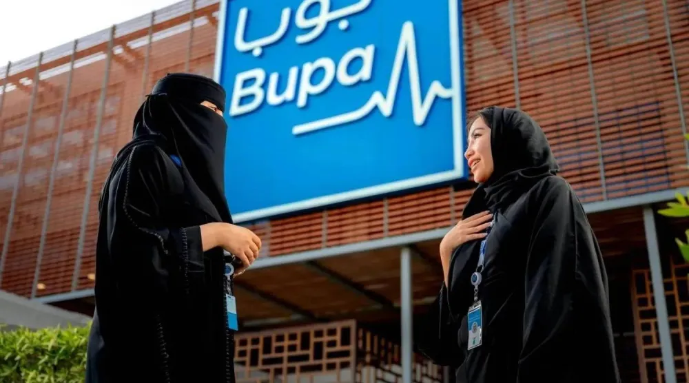 موظفتان في «بوبا العربية» بجانب أحد مباني الشركة (الموقع الإلكتروني)
