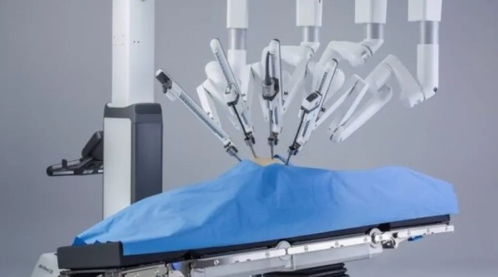 روبوتات يستعين بها الأطباء في الجراحات (أرشيف - رويترز)
