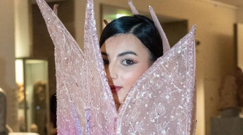 منال عجاج تتألَّق في أسبوع الموضة بباريس 2026 بإبداعات ذات طابع معاصر