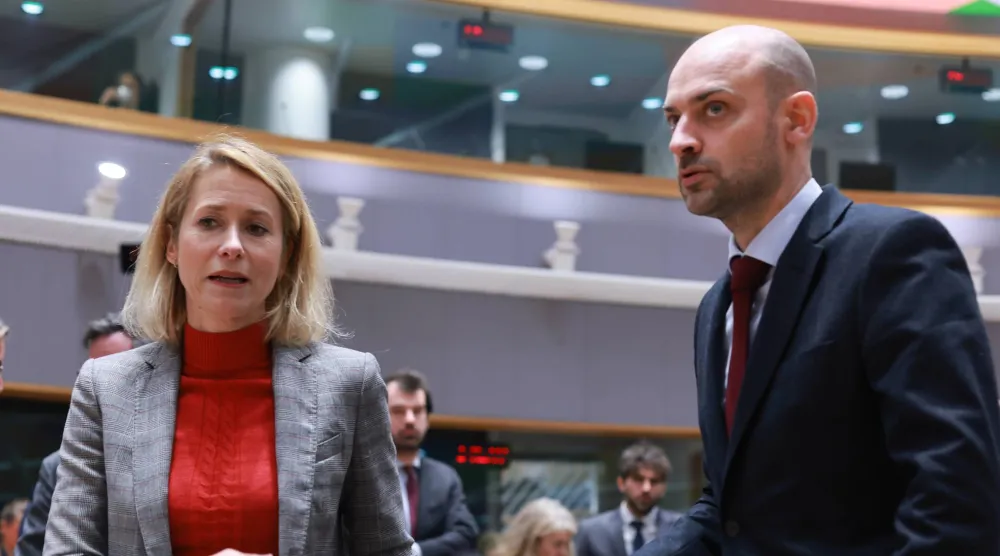 مسؤولة السياسة الخارجية في الاتحاد الأوروبي كايا كالاس تتحدث إلى وزير الخارجية الفرنسي جان نويل بارو على هامش الاجتماع الوزاري في بروكسل اليوم  (إ.ب.أ)