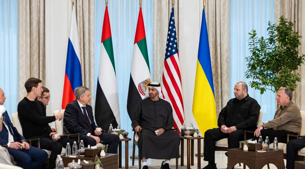الرئيس الإماراتي الشيخ محمد بن زايد آل نهيان (في الوسط) يجتمع مع جاريد كوشنر صهر الرئيس الأميركي (يساراً) وإيغور كوستيوكوف رئيس الإدارة الرئيسية لهيئة الأركان العامة للقوات المسلحة الروسية (الثاني يساراً) ورستم عمروف سكرتير مجلس الأمن القومي والدفاع الأوكراني (الثاني يميناً) وستيف ويتكوف المبعوث الأميركي الخاص (يميناً) خلال محادثات ثلاثية في أبوظبي يوم 23 يناير 2026 (إ.ب.أ)