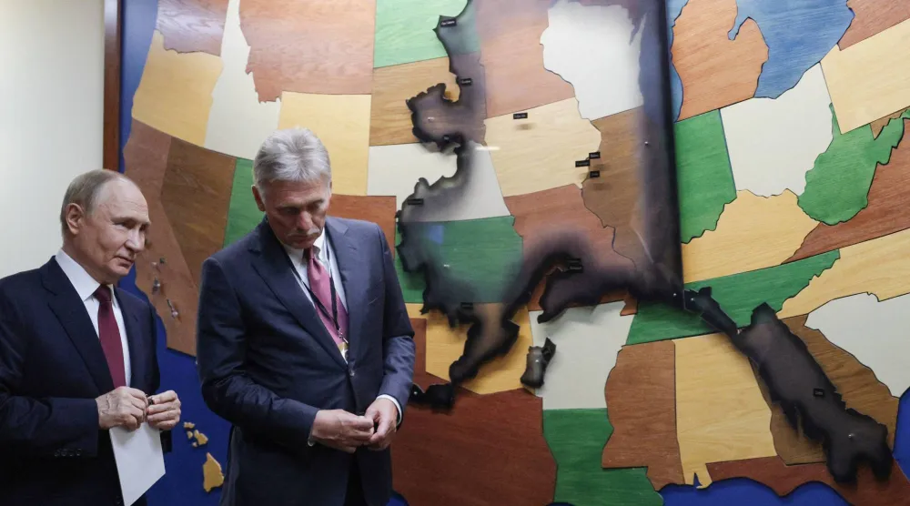 بوتين والمتحدّث باسم الكرملين دميتري بيسكوف عقب مؤتمر صحافي 15 أغسطس 2025 (أ.ف.ب)