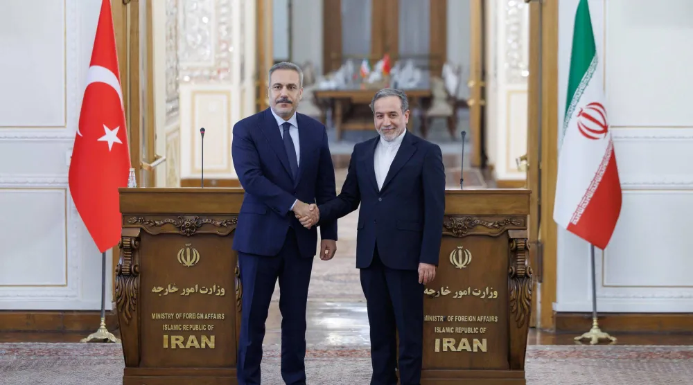 وزير الخارجية الإيراني عباس عراقجي مصافحاً نظيره التركي هاكان فيدان خلال زيارته لطهران في نوفمبر 2025 (الخارجية التركية)