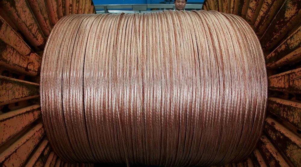 عامل بمصنع كابلات كهربائية في باويينغ بمقاطعة جيانغسو الصينية (رويترز)