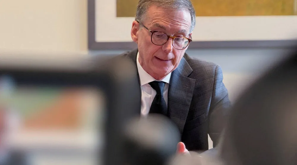 محافظ بنك كندا تيف ماكليم يتحدث مع الصحافيين خلال مقابلة في أوتاوا 28 يناير 2026 (رويترز)