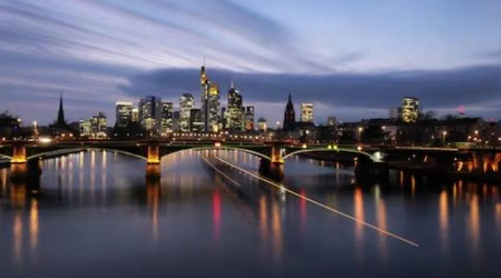 أفق مدينة فرنكفورت بما في ذلك الحي المالي بألمانيا (رويترز)