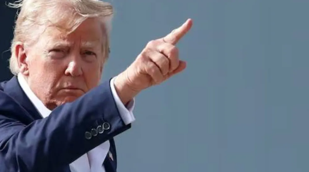 دونالد ترمب يُلوّح قبل صعوده على متن الطائرة الرئاسية «إير فورس وان» أثناء عودته إلى واشنطن 29 يوليو 2025 (رويترز)