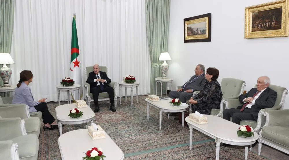 الرئيس الجزائري مع مساعديه ووزيرة الثقافة خلال محادثاته مع رئيسة جمعية «فرنسا - الجزائر» (الرئاسة الجزائرية)