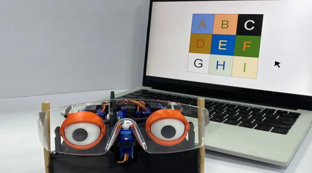 Özel bir kontakt lens, gözlüklere takılan sensörler ve bir mikrobilgisayar kullanan sistem, bataryaya ihtiyaç duymadan göz hareketlerini takip ediyor (Cell Reports Physical Science)