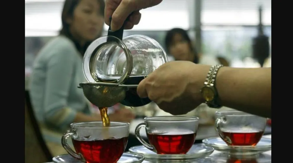 قد يخفي الشاي وراء نكهته الدافئة مجموعة من المخاطر الصحية (رويترز)