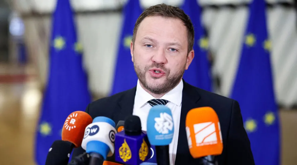 وزير خارجية إستونيا مارغوس تساهكنا يتحدث للصحافيين عقب اجتماع وزراء خارجية التكتل في بروكسل (أ.ف.ب)