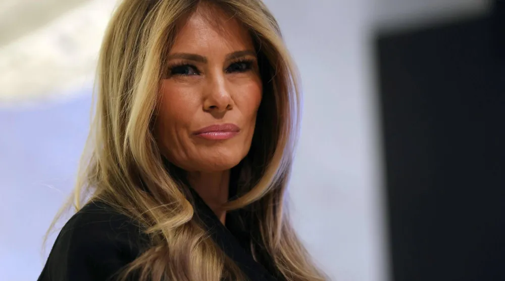 السيدة الأميركية الأولى ميلانيا ترمب في بورصة نيويورك يوم 28 يناير 2026 (أ.ف.ب)