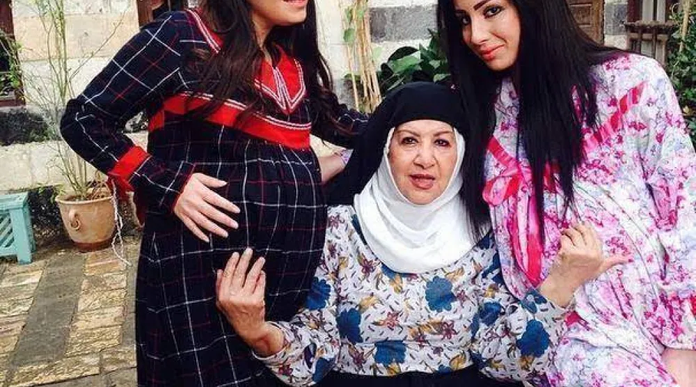 أم زكي الداية الشهيرة في مسلسل "باب الحارة" الفنانة السورية هدى شعراوية (متداولة)