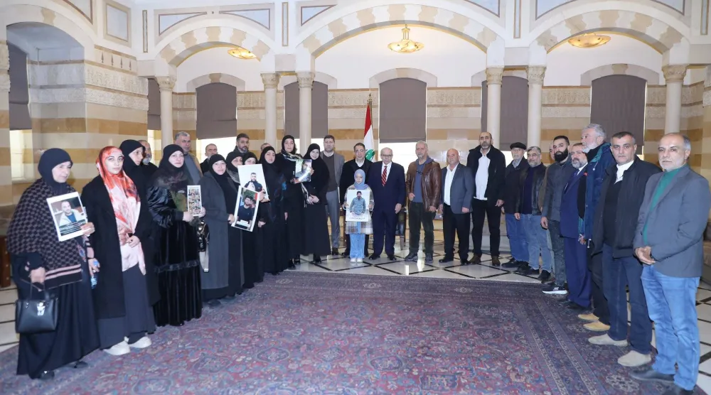 رئيس الحكومة نواف سلام متوسطاً النائب حسين الحاج حسن وأهالي الأسرى في السجون الإسرائيلية (رئاسة الحكومة)