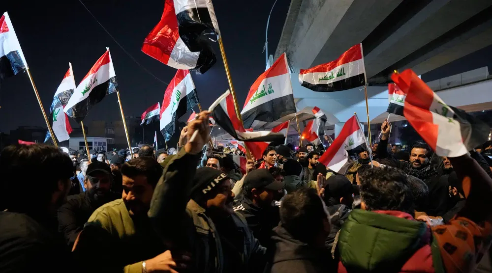 عراقيون يتظاهرون قرب «المنطقة الخضراء» في بغداد تنديداً بتصريحات الرئيس الأميركي دونالد ترمب (أ.ب)