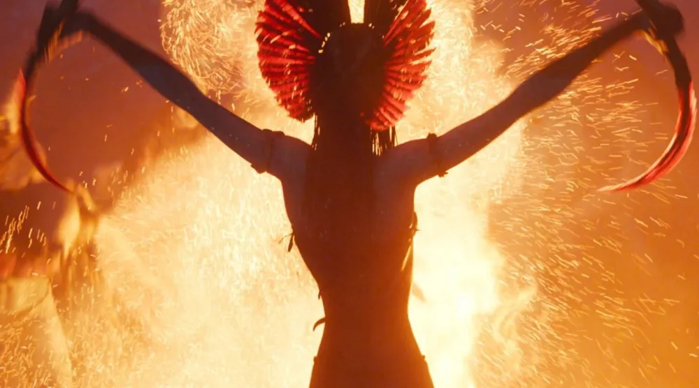 Serinin üçüncü filmi, Jake ve Neytiri'nin ailesinin, yaşadıkları kaybın yasını tutarken, Pandora'da savaşın büyümesini ve ailenin agresif bir Na'vi kabilesiyle yolunun kesişmesini anlatıyor (20th Century Studios)