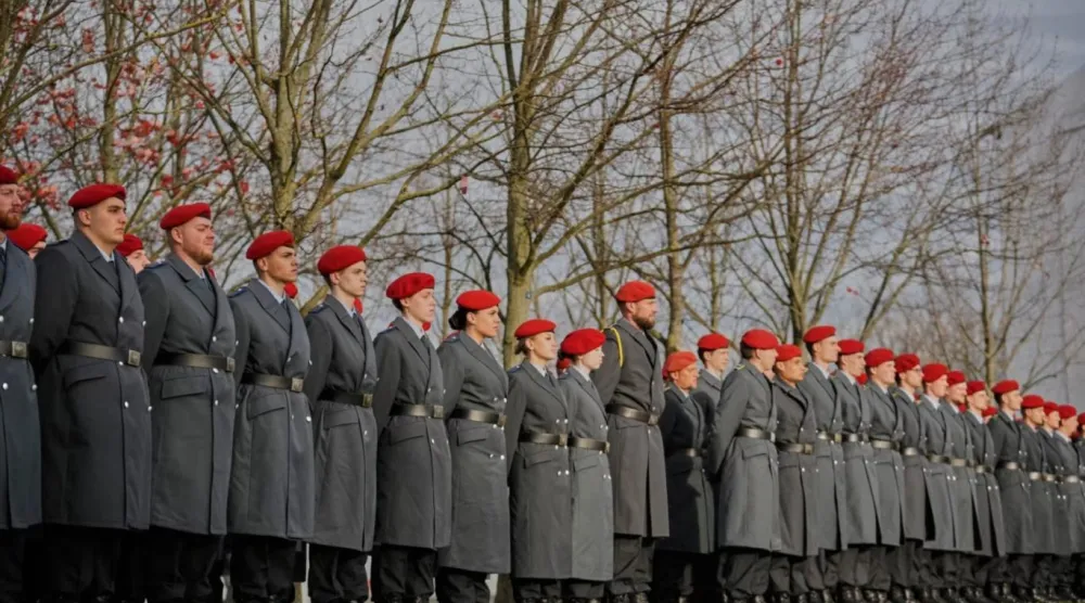 Ukrayna savaşının ardından ordusunu güçlendirmeye karar veren Almanya, geçen yıl 86 milyar euro olan savunma bütçesini 2029'da 153 milyar euroya çıkarmayı planlıyor (AP)