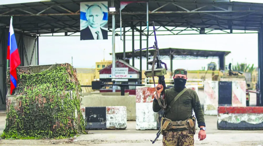 Suriye’deki bir asker, 29 Aralık 2024’te Lazkiye’deki Rus Hmeymim Üssü’nün girişinde. (AFP)