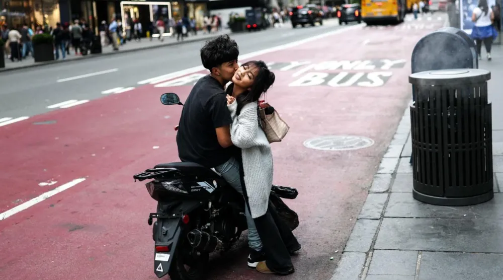 Avrupalı ​​araştırmacılar, uzun süre bekar kalan kişilerin yalnızlık duygularının giderek arttığını söylüyor (AFP)
