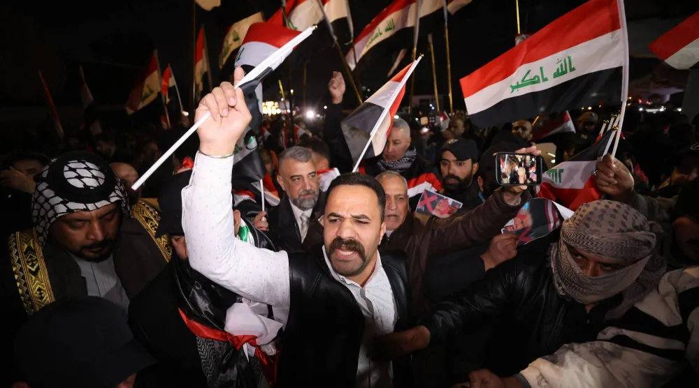 مؤيدون لنوري المالكي يتظاهرون مساء الأربعاء 28 يناير خارج «المنطقة الخضراء» في بغداد تنديداً بكلام الرئيس الأميركي دونالد ترمب (أ.ف.ب)