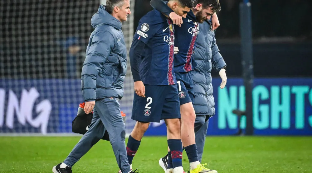 الجورجي خفيتشا كفاراتسخيليا غادر مواجهة نيوكاسل مصاباً (د.ب.أ)