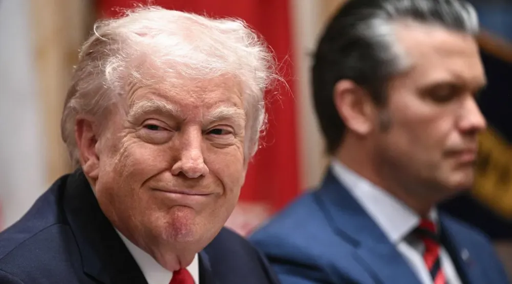 ABD Başkanı Donald Trump, Beyaz Saray’da Savunma Bakanı Pete Hegseth ile birlikte (AFP)