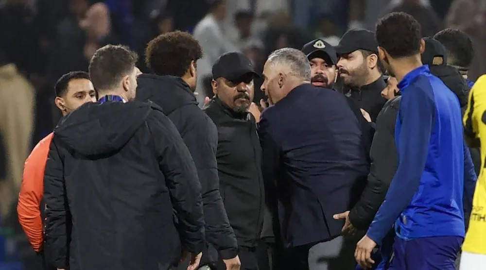 غوميز في نقاش حاد مع الحكم بعد نهاية المباراة (تصوير: نايف العتيبي)