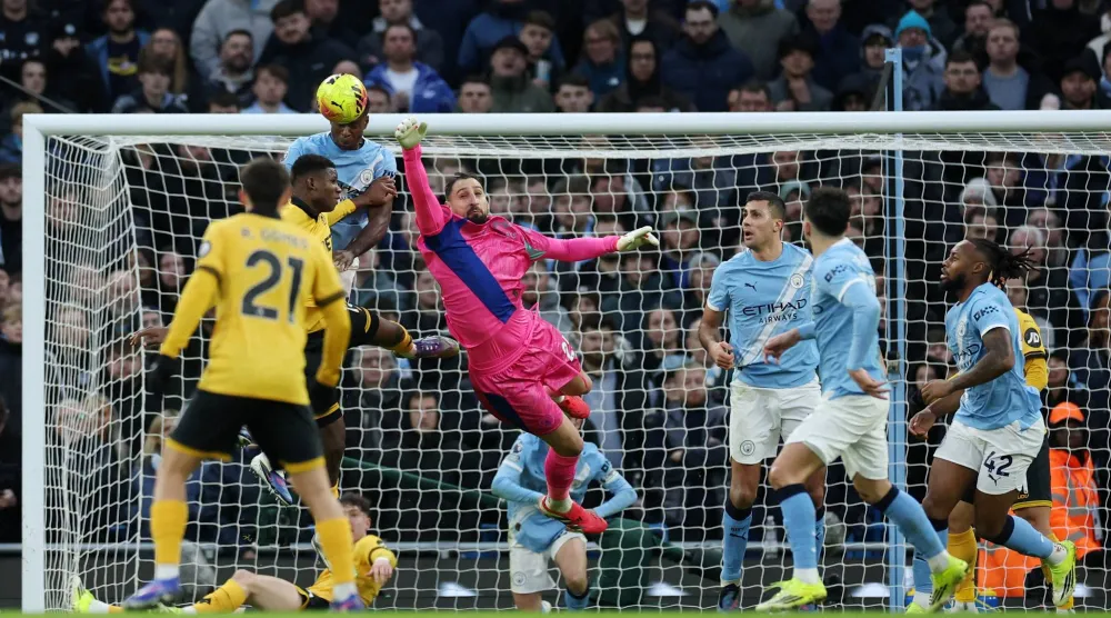 غويهي (يسار) يتصدي برأسه لتسديدة من أحد لاعبي وولفرهامبتون (رويترز)