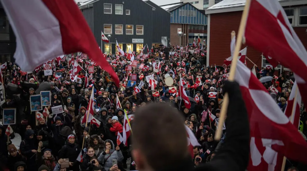 Grönlandlılar, başkent Nuuk'ta salı günü düzenlenen eylemde Trump'ın ilhak tehditlerine karşı protesto gösterisi yapmıştı (Reuters)